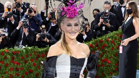 Sarah Jessica Parker says her teenage daughters thrift, work summer jobs &mdash; and she doesn't give them cash for clothes