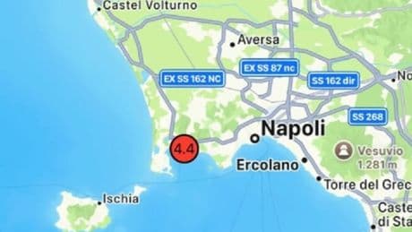 Terremoto 4.4 ai Campi Flegrei, avvertito a Napoli: evacuate scuole e università, stop ai treni. «Prima un boato, poi il terrore»
