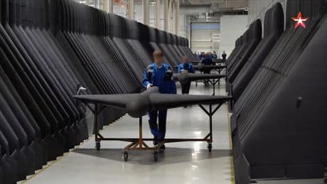 Schockbilder aus der Fabrik des Todes - Schüler bauen Putins Terror-Drohnen