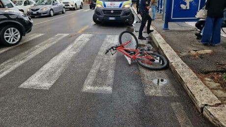 Auto pirata uccide un 13enne in bicicletta, dramma fuori Vicenza: caccia alla macchina (che non si è fermata)