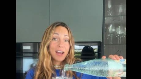 Blanca García-Orea, nutricionista: "El agua con gas puede ayudarte a mejorar tus digestiones y a disminuir la hinchazón"