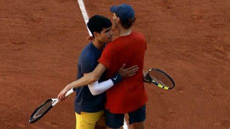 Jannik Sinner, a che ora gioca (e dove vedere in chiaro) la finale con Alcaraz: in palio il titolo del Roland-Garros