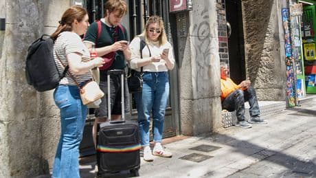 Consumo logra la retirada de 65.000 anuncios ilegales en Airbnb y denuncia otros 55.000 sin número de registro