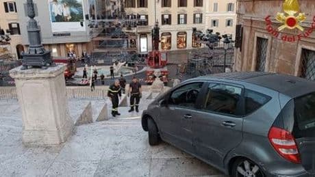 Rom: 80-Jähriger fährt mit Auto die Spanische Treppe hinunter