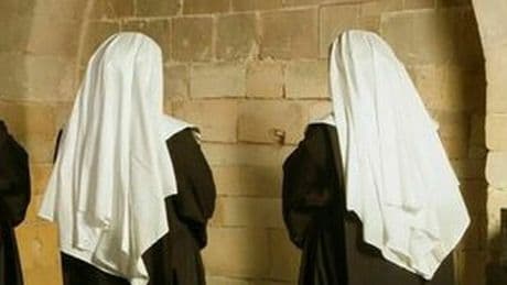 Interrompe la messa e spara un colpo (a salve) per rapinare i fedeli, paura nella chiesa delle suore
