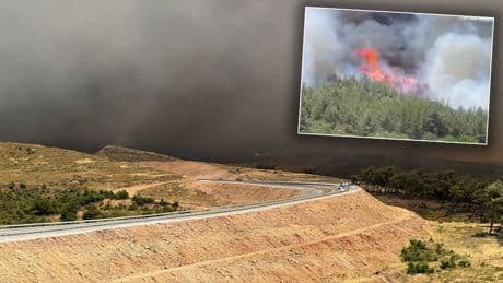 Orman yangını kontrol altına alınamıyor:  Manisa’da 3 köy tahliye edildi, yol kapandı