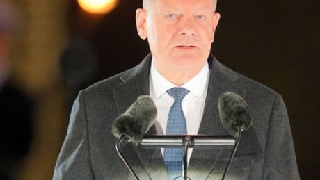 Großer Zapfenstreich für den scheidenden Kanzler: Olaf Scholz sagt leise servus
