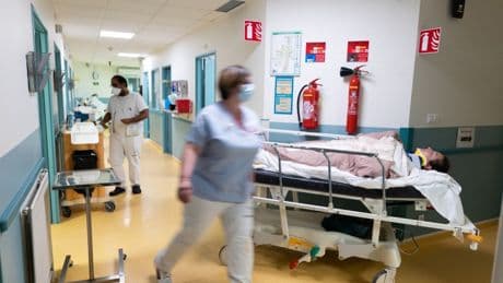 Préjugés racistes, sous-évaluations de la douleur… La Défenseure des droits dénonce les discriminations qui frappent les femmes, les migrants et les personnes handicapées dans l’accès aux soins