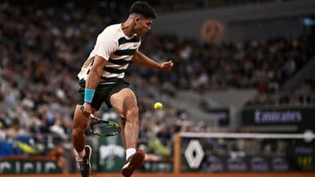 Alcaraz ofrece su magia a una Chatrier infantil y ya está en tercera ronda de Roland Garros