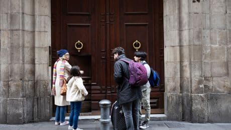 Vivienda acuerda con Airbnb la retirada de anuncios sin código y el envío mensual de datos desde agosto