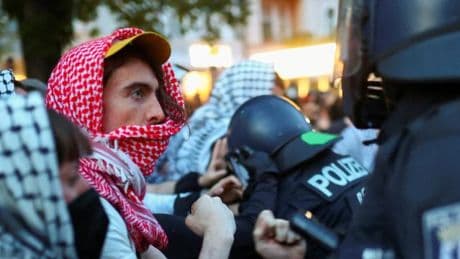 1. Mai-Demonstration in Berlin – Teilnehmer hetzen gegen Israel – bisher zehn Festnahmen
