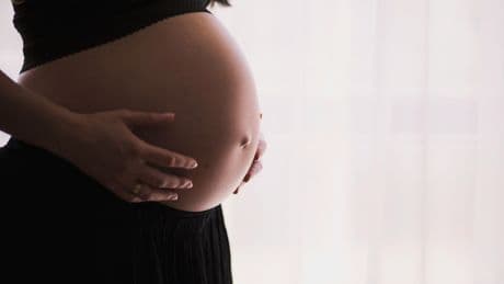 Aumento de partos en mujeres mayores de 40 y descenso en menores de 19: el cambio de la maternidad en España