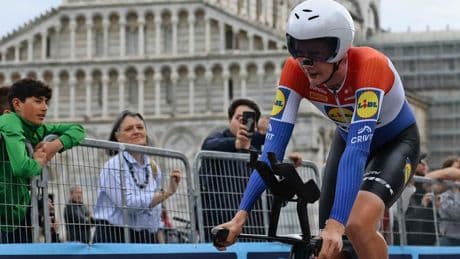 Daan Hoole (26) stunt met zege in tijdrit Giro d’Italia en zorgt voor nieuw Nederlands succes