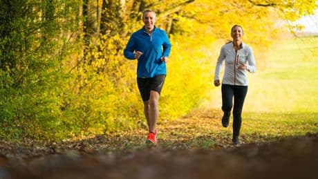 Noch vor dem ersten Kaffee? Warum Sie morgens joggen sollten, um abzunehmen