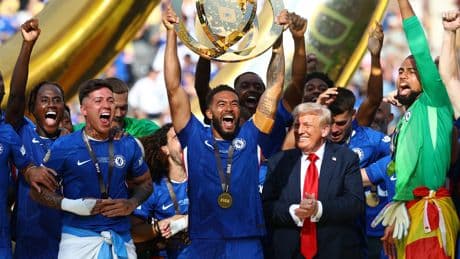 «Mais qu’est-ce qu’il fait ?» : quand Trump s’invite sur les photos de la remise de la Coupe du monde des clubs