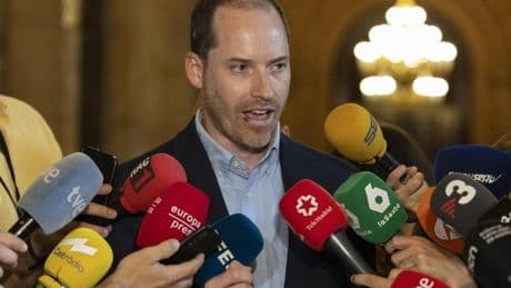 El PP tacha de «timo» el primer año de Illa como president y los comunes le piden priorizar la vivienda