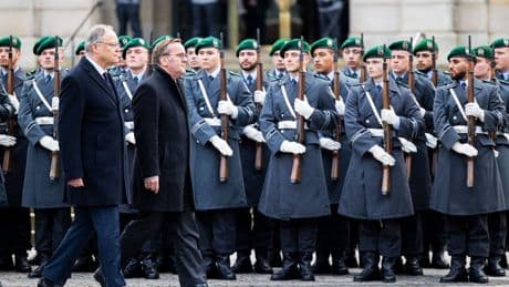 Landesregierung: Abschied von Weil: Bundeswehr spielt Serenade