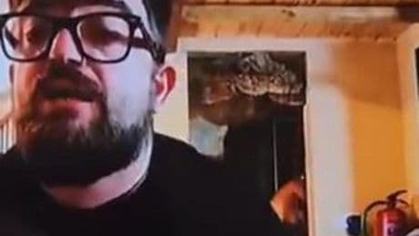 Una mujer desnuda se cuela por error en una conexión en directo de un influencer en un programa de Telecinco