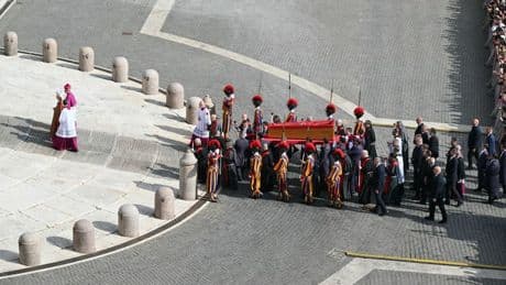 Pourquoi l'enterrement du pape François va coûter moins cher que ceux de ses prédécesseurs