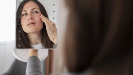 Dermatólogos advierten sobre los riesgos en la salud de la &#039;piel de cavernícola&#039;: la nueva tendencia viral