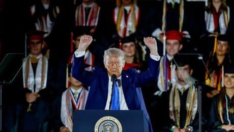 Trump: «No al terzo mandato, odio tremendo tra Putin e Zelensky, forse la pace è impossibile. La Groenlandia? Non escludo la forza militare»