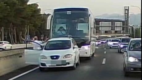 Un conductor obliga a detenerse a un autobús con menores cuando circulaba de forma temeraria
