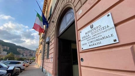Marassi, tenta di strangolare compagno di cella: l’aggredito salvato in extremis dagli agenti