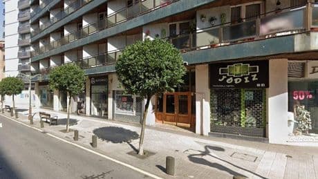 Cinco heridos, uno de ellos grave, en un incendio originado por una silla eléctrica en un piso de Santutxu