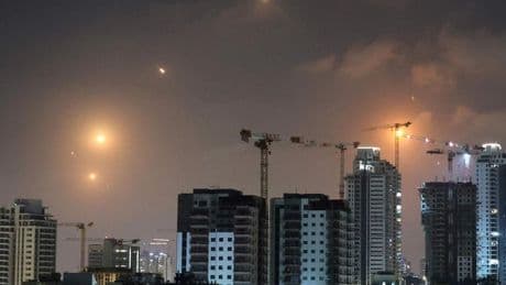 Irán responde a Israel con el lanzamiento de cientos de misiles hacia Tel Aviv