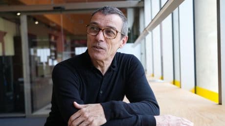 Andrés Corchero balla en un Pinter: “El teatre vol que la gent entengui l’obra, la dansa no”
