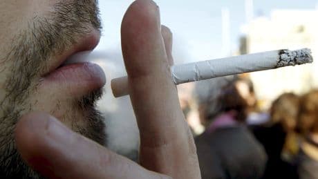 El tabaco y los vapeadores empeoran los síntomas y el control de la alergia al polen