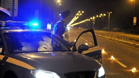 Donna investita e uccisa da un’auto nel Bresciano: caccia al pirata della strada