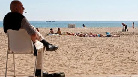 El reto pendiente de bañarse sin humo: España solo tiene un 25% de playas sin tabaco mientras Francia alcanza el 100%
