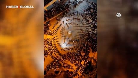 Köy düğününde yüzlerce kişi gelin ve damatla zeybek oynadı