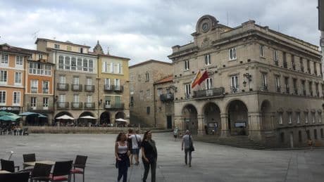 Si no hay otra plaza mayor como esta es porque recuerda a la torre de Pisa: también está inclinada