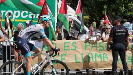 Un manifestante propalestino invade la Vuelta a España y el ciclista Javi Romo acaba por los suelos