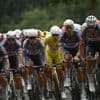 Live Tour | Van der Poel ziet zijn ploeg hard werken in strijd om gele trui