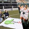 Eerste fanclub van vrouwenploeg OH Leuven leeft toe naar titelmatch: “Half uur kronkelen van de pijn na een tackle? Dat zie je hier niet”