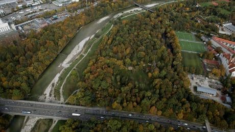 Mordkommission ermittelt an der Isar - Unbekannter drückt Mann an Isar unter Wasser