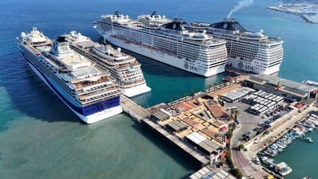 Kuşadası'na 5 kruvaziyer gemisi ile 10 bini aşkın turist geldi