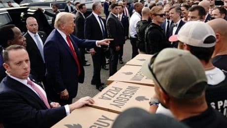 Trump arenga entre pizzas y hamburguesas a las tropas desplegadas en uno de los barrios más violentos de Washington