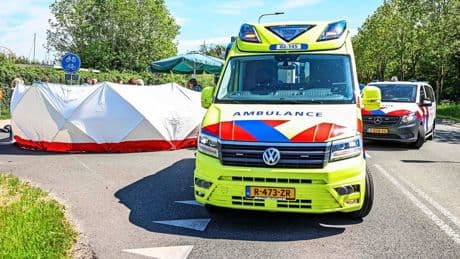 Bestuurder scootmobiel overleden na botsing met vrachtwagen in Friese Lemmer