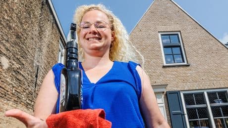Cleanfluencer Jacoline (30) maakt extreem vervuilde huizen schoon: ’Het vieze maandverband kwam tot mijn knieën’