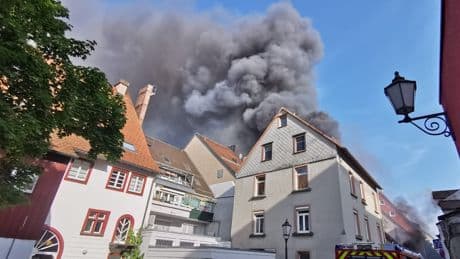 Altstadt-Inferno in Villingen-Schwenningen  - Feuerwehr kämpft gegen Großbrand