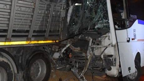İşçi servisi park halindeki TIR'a çarptı! Yaralılar var