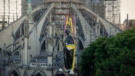 Notre-Dame de Paris: une première statue réinstallée sur la flèche de la cathédrale