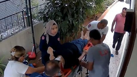Merdivenden düşüp yaralandı, kuryenin ihbarıyla hastaneye kaldırıldı