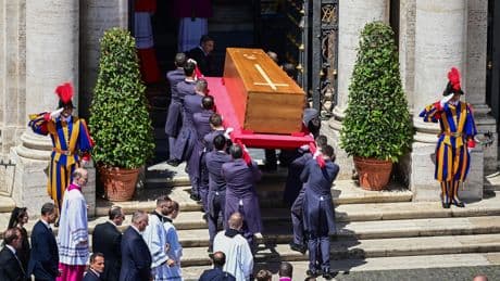 À Rome, l’adieu au pape François a bouleversé le cœur de centaines de milliers de fidèles