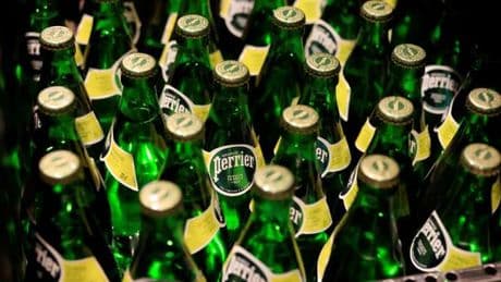 Scandale des eaux en bouteille : Perrier menacé de disparaître en tant qu’« eau minérale naturelle »