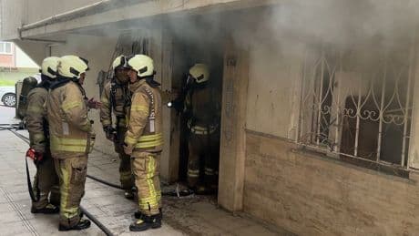 Avcılar'da 4 katlı binada yangın çıktı; mahsur kalan işçiyi itfaiye kurtardı